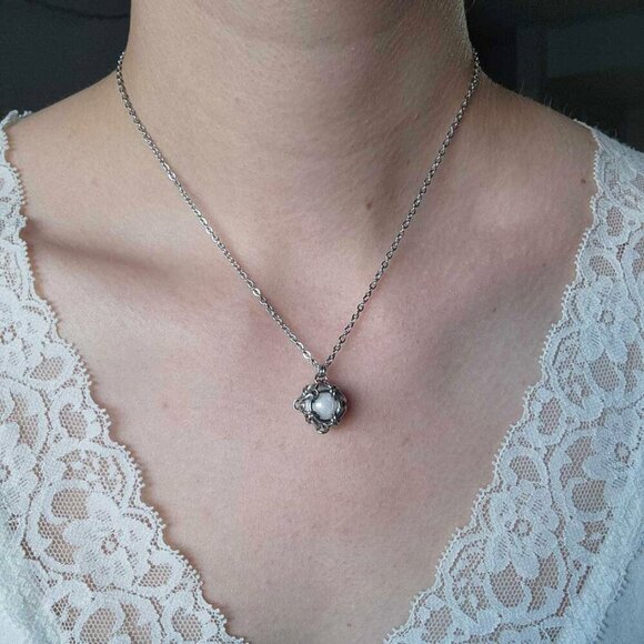 Vintage classic & elegant small silver chain and caged pearl necklace - Picture 2 of 8